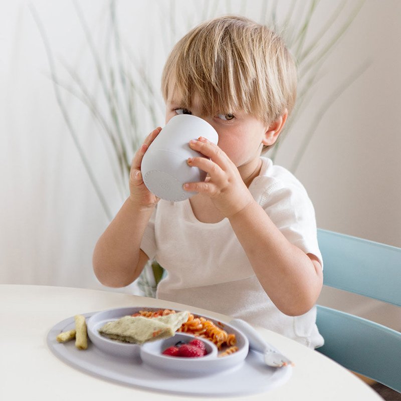 Silikonowy talerzyk z podkładką mały 2w1 Mini Mat, Pastelowa szarość - obrazek 2