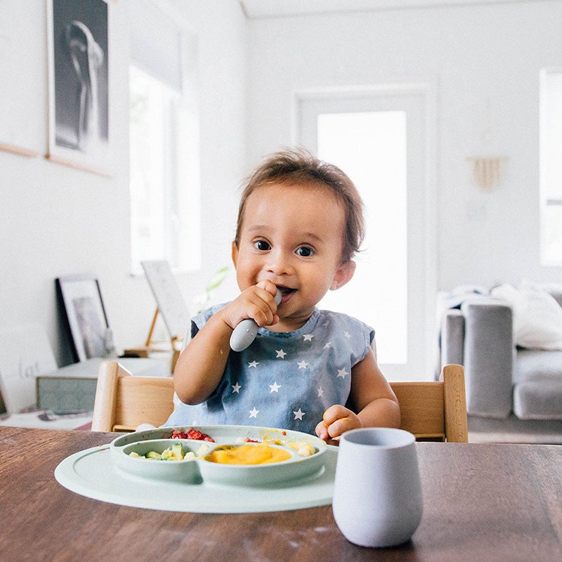 Silikonowy talerzyk z podkładką mały 2w1 Mini Mat, Pastelowy niebieski - obrazek 7