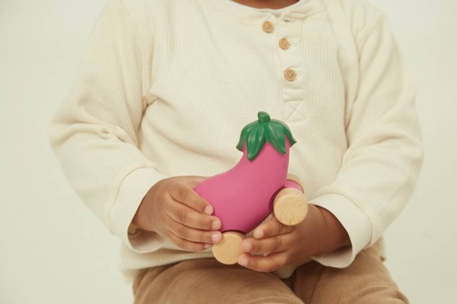 Oli & Carol Samochodzik dla Niemowlaka Bakłażan Emma - obrazek 3